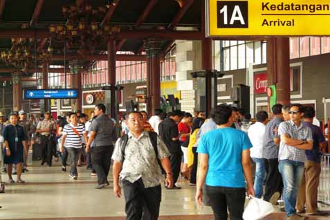 Penumpang di Bandara Soekarno-Hatta, Tangerang -  Bisnis.com